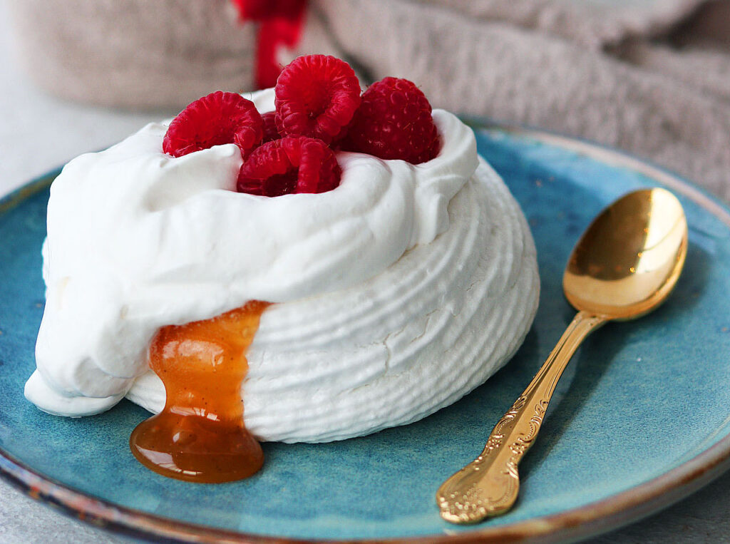 Pavlova utan ägg med salt kolasås