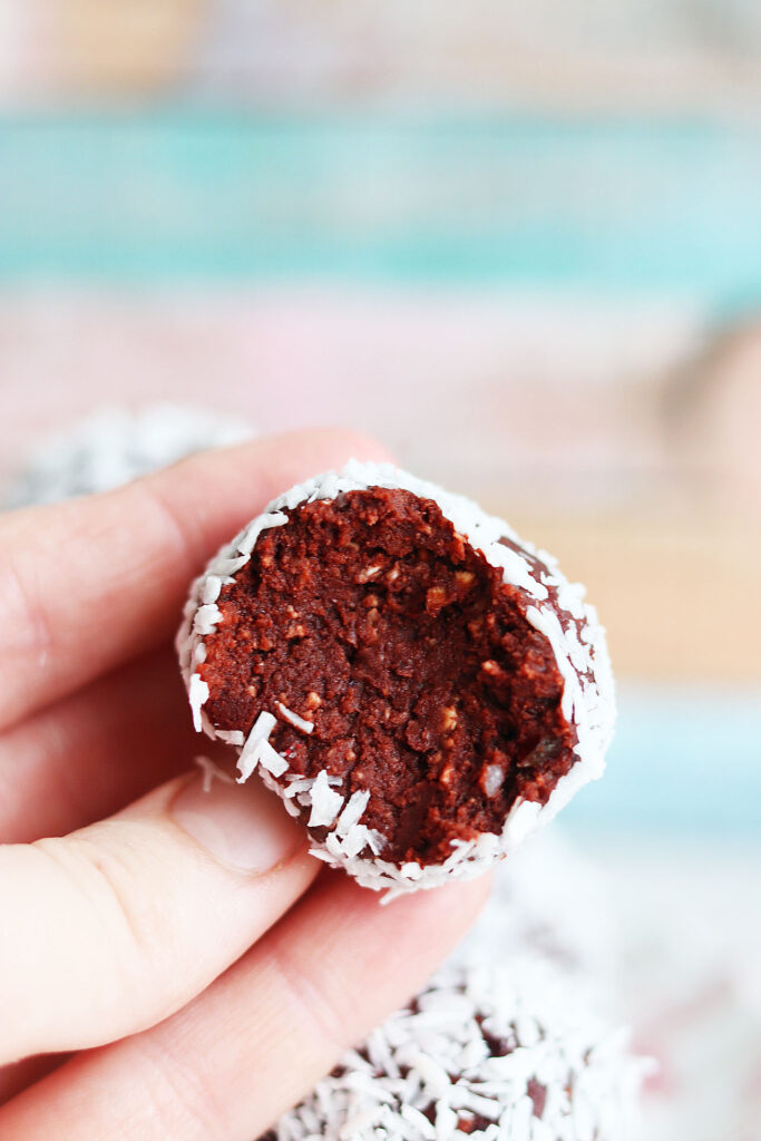 Chokladbollar med kikärtor och dadlar rullade i kokos