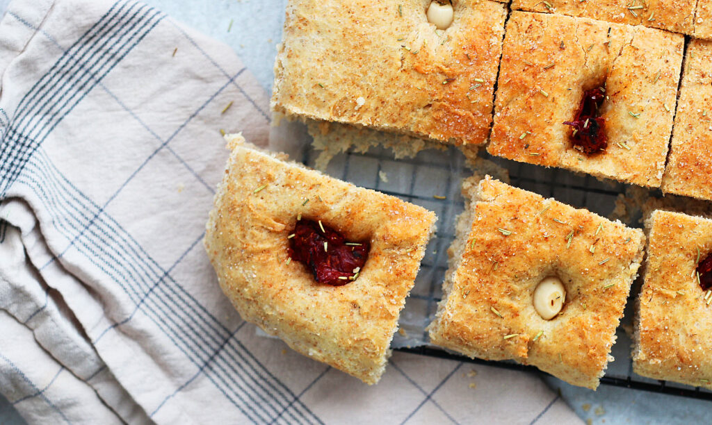 Focaccia med vitlök och soltorkade tomater – bröd till soppa