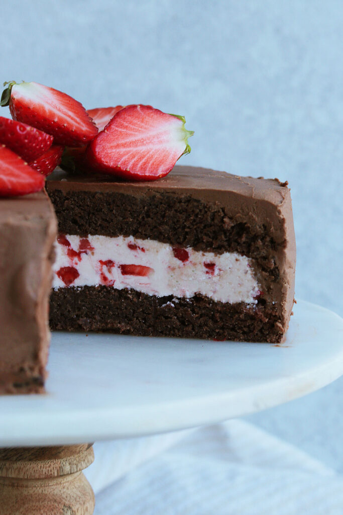 Vegansk glutenfri chokladtårta med jordgubbsfyllning