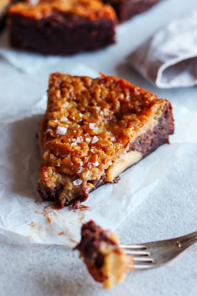 Vegansk äppelkladdkaka med knäckigt kolatäcke