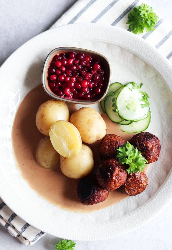 Veganska köttbullar med potatis och brunsås
