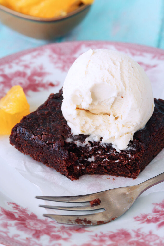 Vegansk kladdkaka i långpanna skuren i bitar