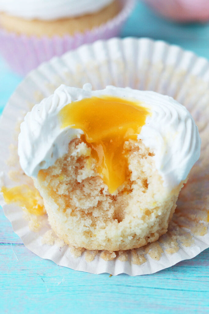 Veganska citronmuffins med passionscurd och färskostfrosting