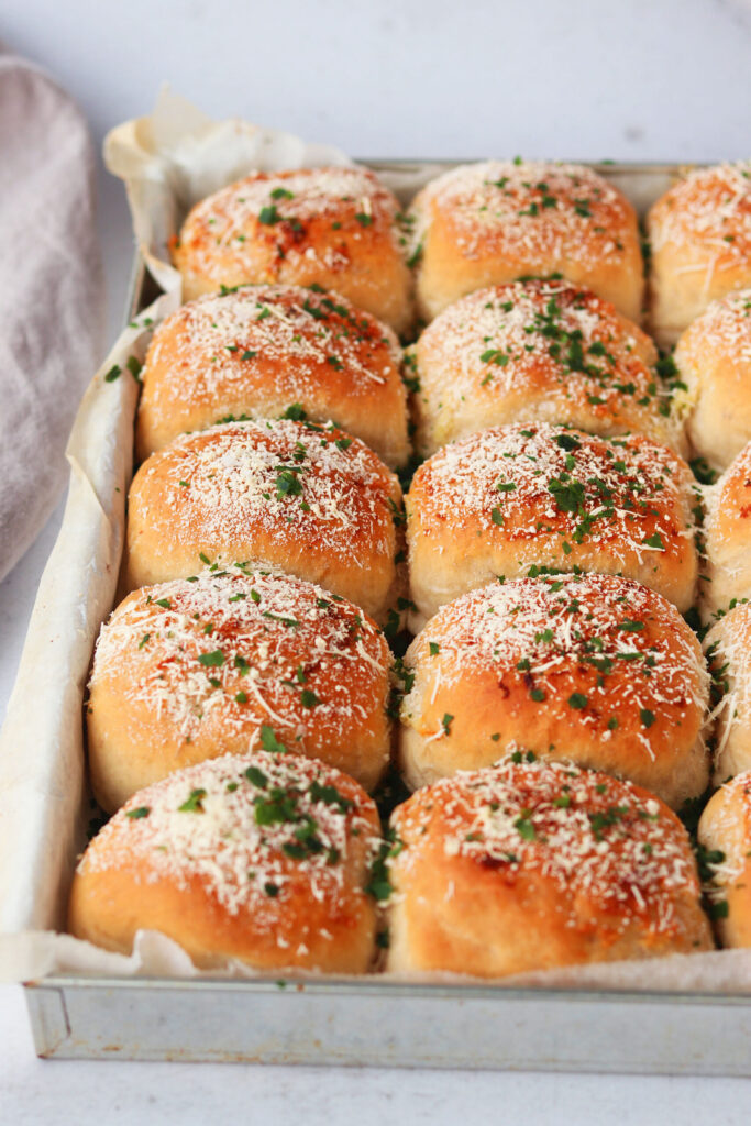 Veganskt brytbröd med vitlök, parmesan och persilja – bröd till soppa