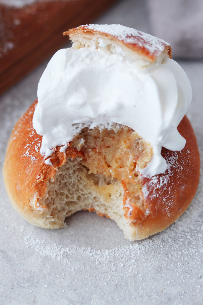 Veganska semlor med mandelmassa och grädde