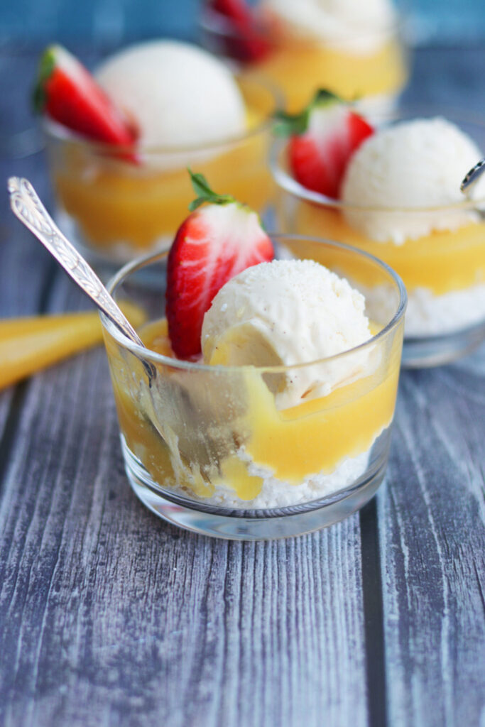 Enkel vegansk dessert med maräng, lemoncurd och bär