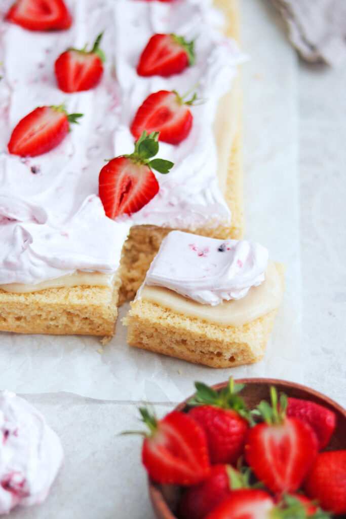 Vegansk vaniljtårta i långpanna med bärgrädde