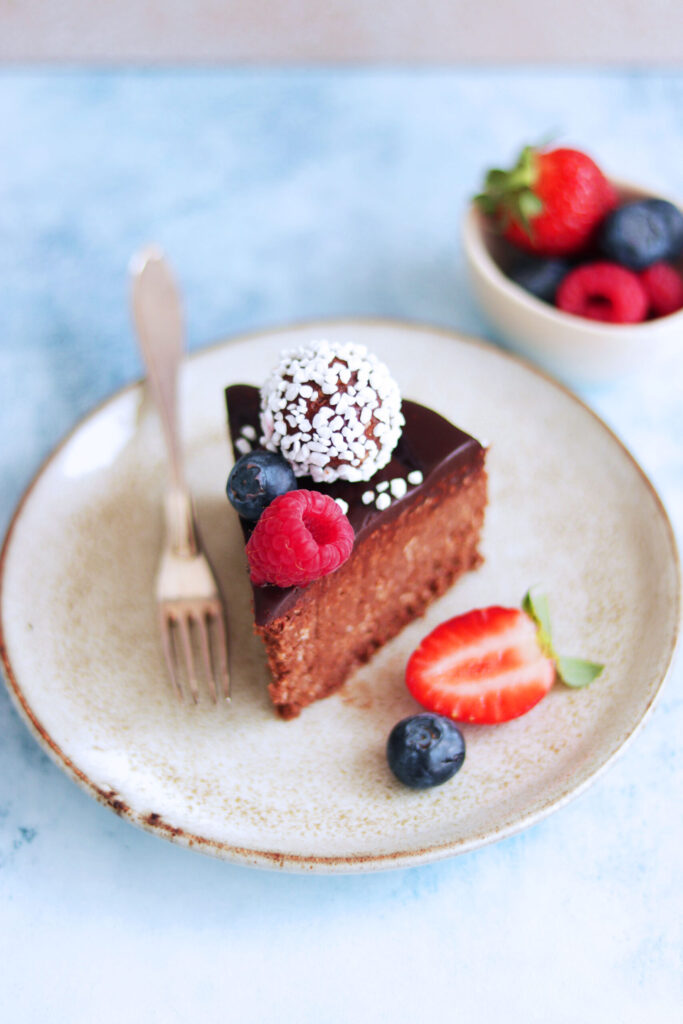 Vegansk chokladbollstårta med bär