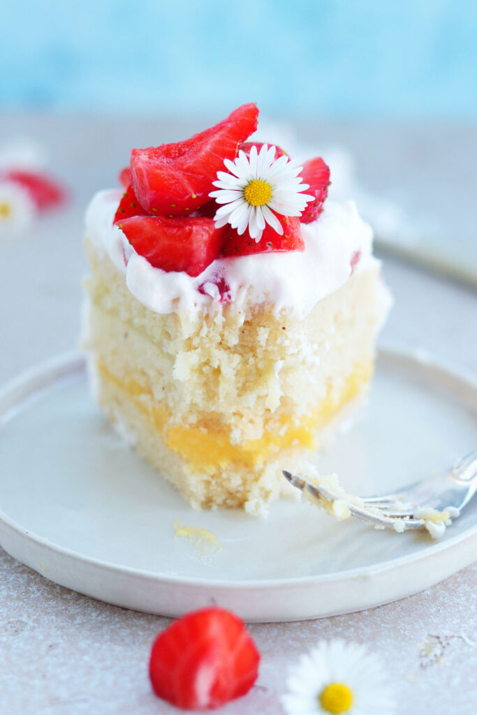 Vegansk midsommartårta med lemoncurd och jordgubbar