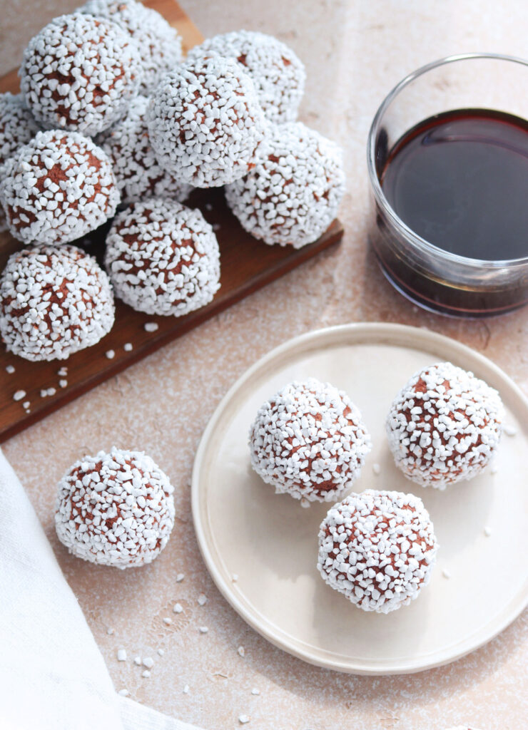 Veganska chokladbollar rullade i pärlsocker