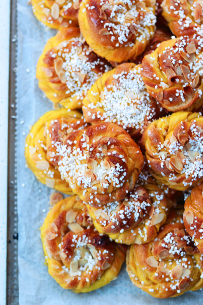 Veganska saffransbullar med mandelmassa och vit choklad