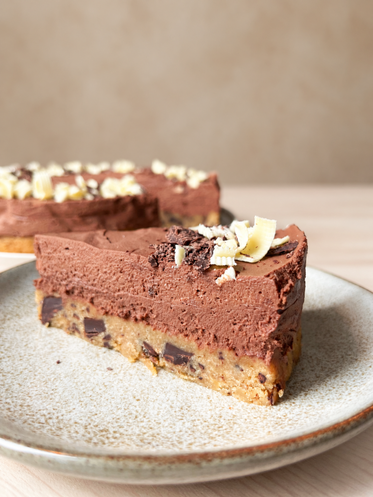 Chocolate chip cookie moussetårta med luftig chokladmousse och vit och mörk choklad på toppen