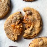 Chokladdoppade cookies med jordnötskola, en cookie bruten i bitar med seg kolafyllning
